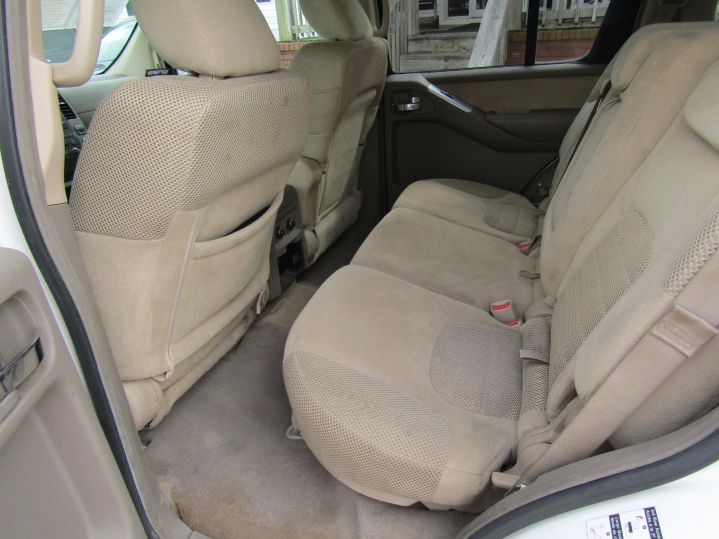 2011 White /Tan Nissan Pathfinder LE 2WD (5N1AR1NN6BC) with an 4.0L V6 DOHC 24V engine, Automatic transmission, located at 15016 S Hwy 231, Midland City, AL, 36350, (334) 983-3001, 31.306210, -85.495277 - Photo#4